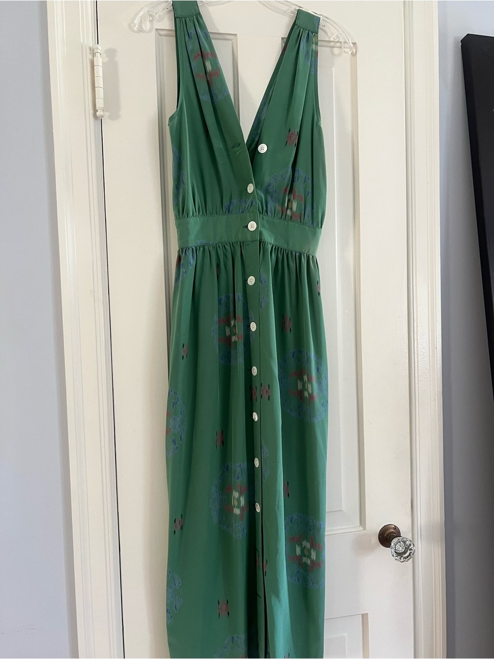 Sleeveless Green Midi Dress with Button-Front